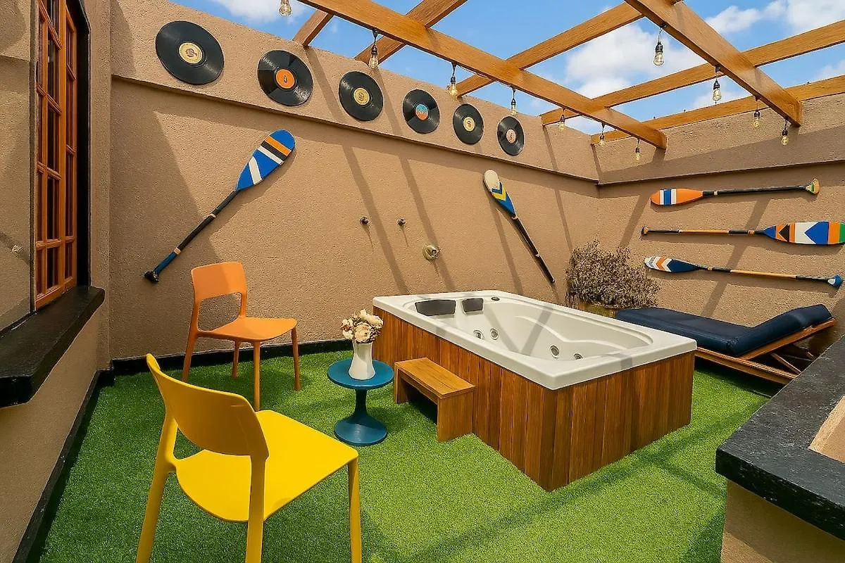 Villa Jacuzzi Portobello Retreat, Trendy Artist House Bogota Colombia