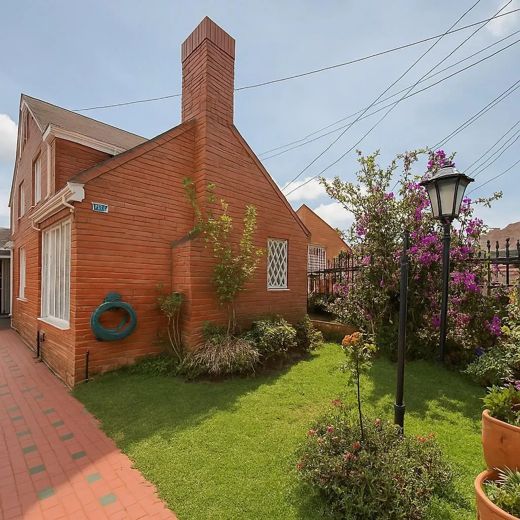 Villa Jacuzzi Portobello Retreat, Trendy Artist House Bogota